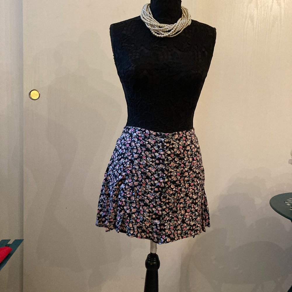 Floral print skirt.  Size US 8.